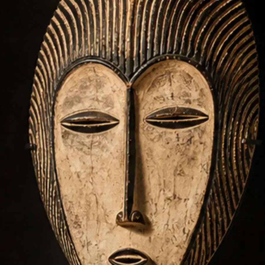 Masques — Masques décoratifs et cérémoniels, sculptés puis patinés selon des gestes transmis en atelier.