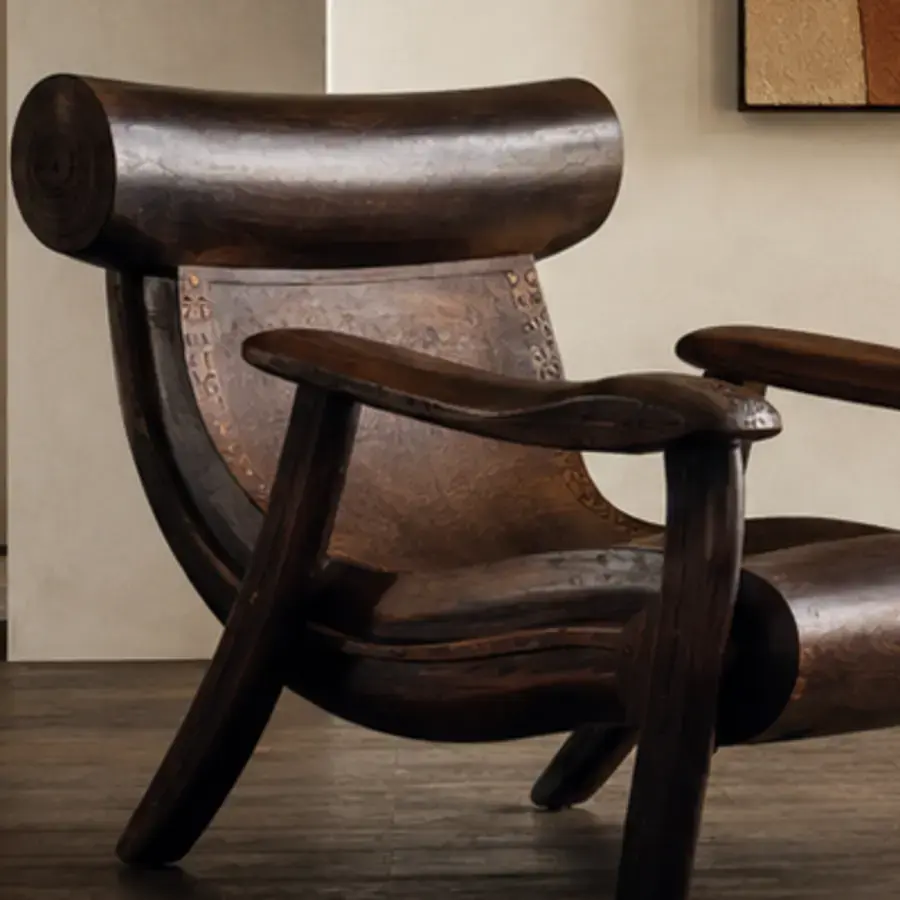 Mobilier — Assises, tables, luminaires, vannerie et céramique artisanaux, alliant matières naturelles et lignes contemporaines.