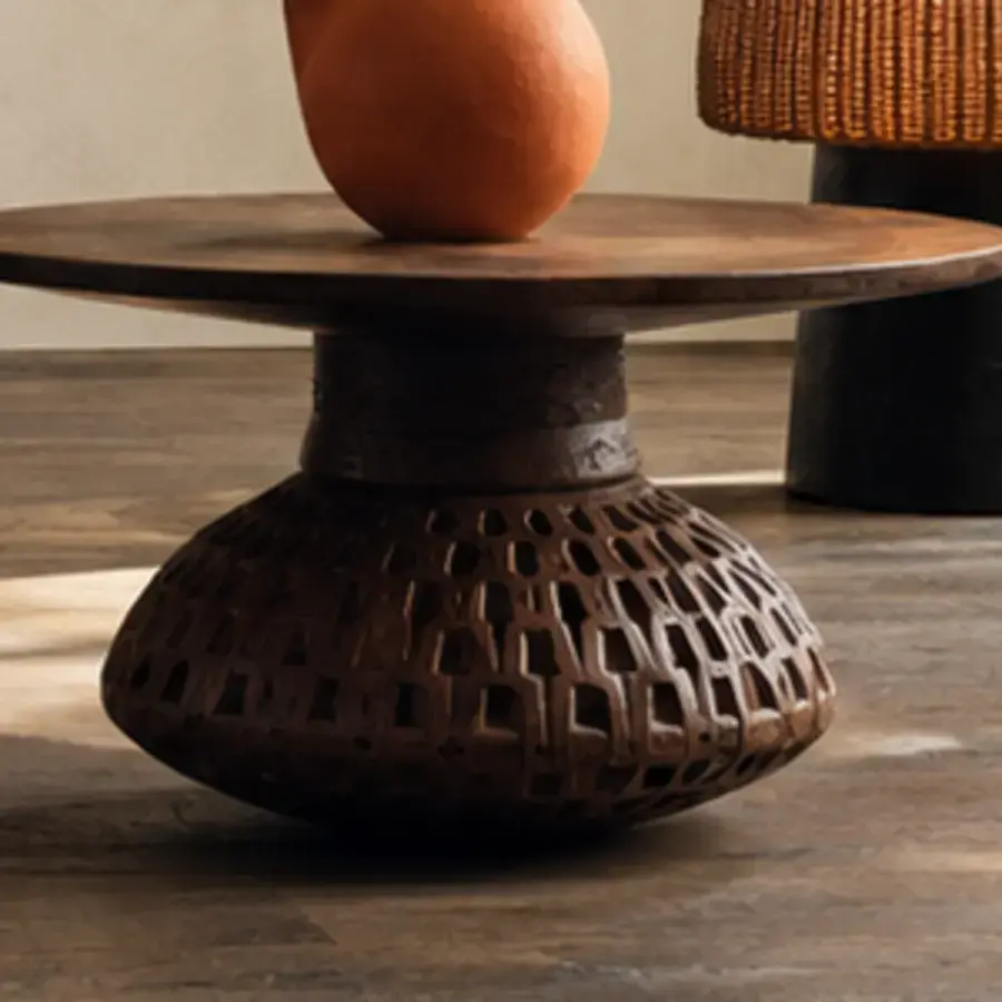 Table Basse Tressée — Table basse ronde à plateau de bois, piètement sculpté en résille ajourée.