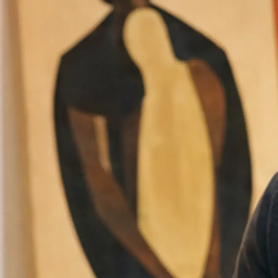 Silhouette — Figure stylisée en aplats sombres sur fond écru, dans la lignée des portraits modernistes africains.