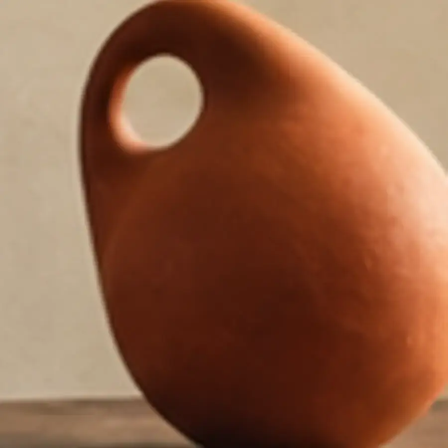 Vase Terre — Vase en terre cuite à l'anse pleine, teinte orangée profonde et surface lisse.