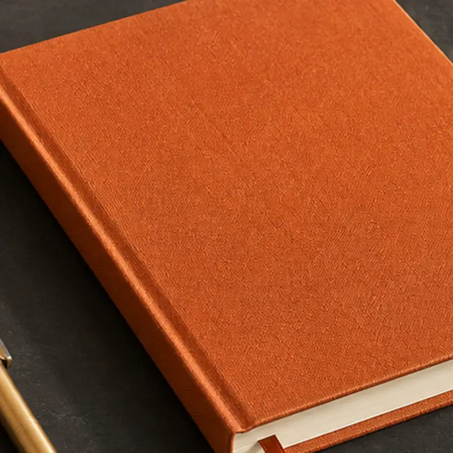 Papeterie — Carnets, stylos et crayons siglés Wisu Kama, dans les teintes terre de la maison.