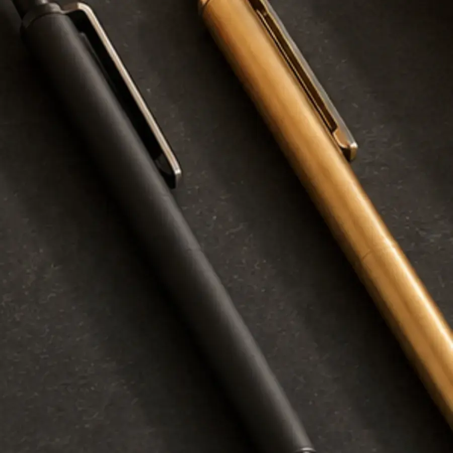 Stylos Wisu Kama — Duo de stylos siglés, l'un laqué noir mat, l'autre en laiton brossé.