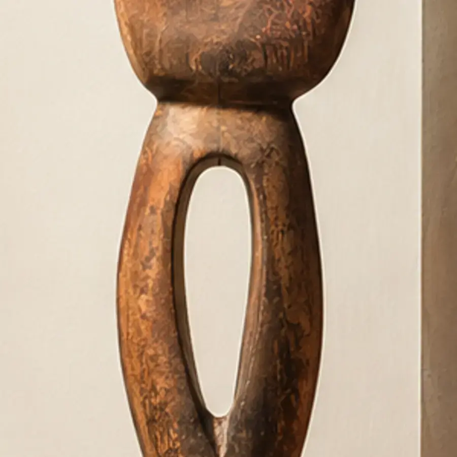 Sculptures — Sculptures taillées dans la masse, pièces uniques dont les formes racontent une lignée et un territoire.
