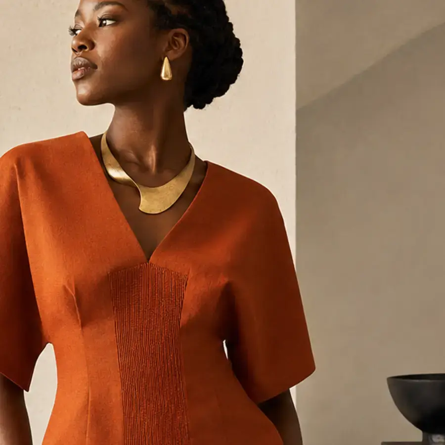 Vêtements — Pièces à porter aux coupes nettes, teintes terre et finitions plissées travaillées à la main.
