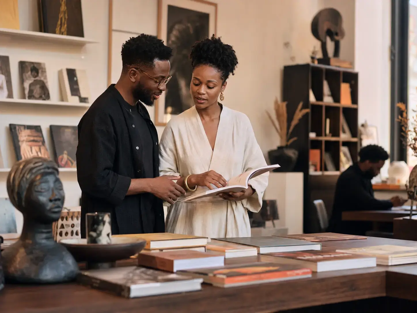 Duo échangeant dans une boutique culturelle